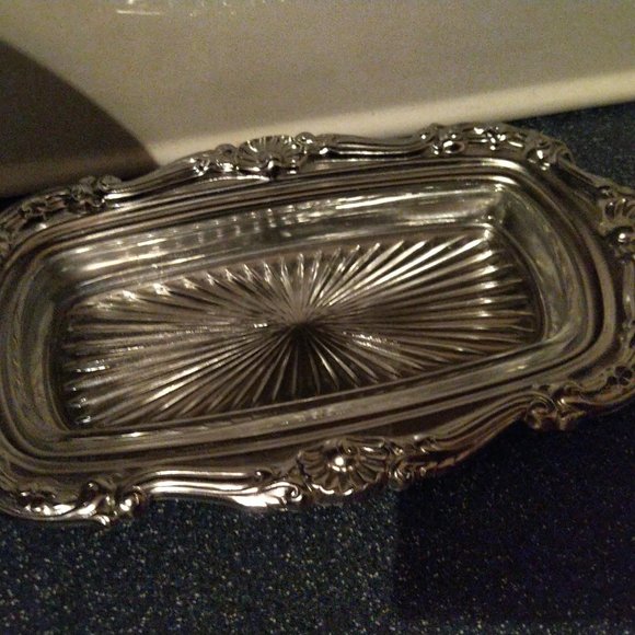Silverplated butter dish, three pieces glass dish and cloche cover and tray - Picture 6 of 6